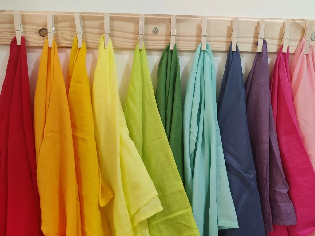Teles de colors penjades en una estructura de fusta a El Refugi