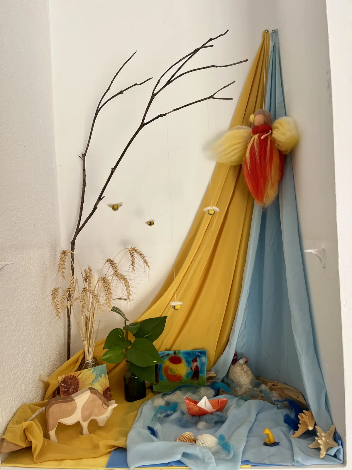 Racó de natura amb branques i teles